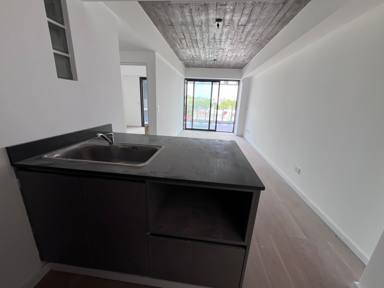 Venta tres ambientes con balcon terraza