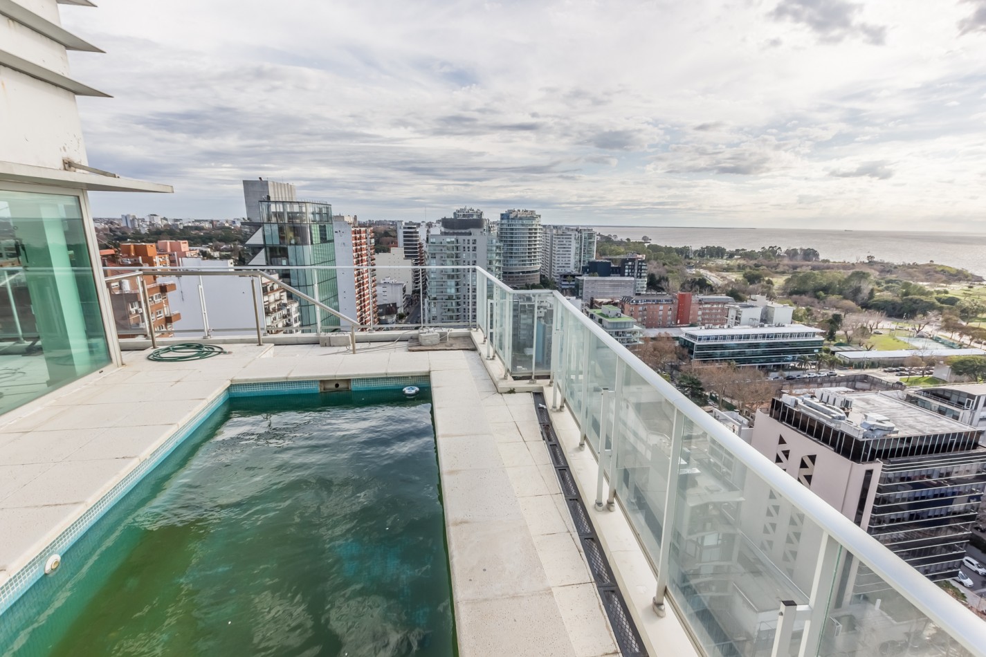 Increible Pent House con piscina propia en torre Wave