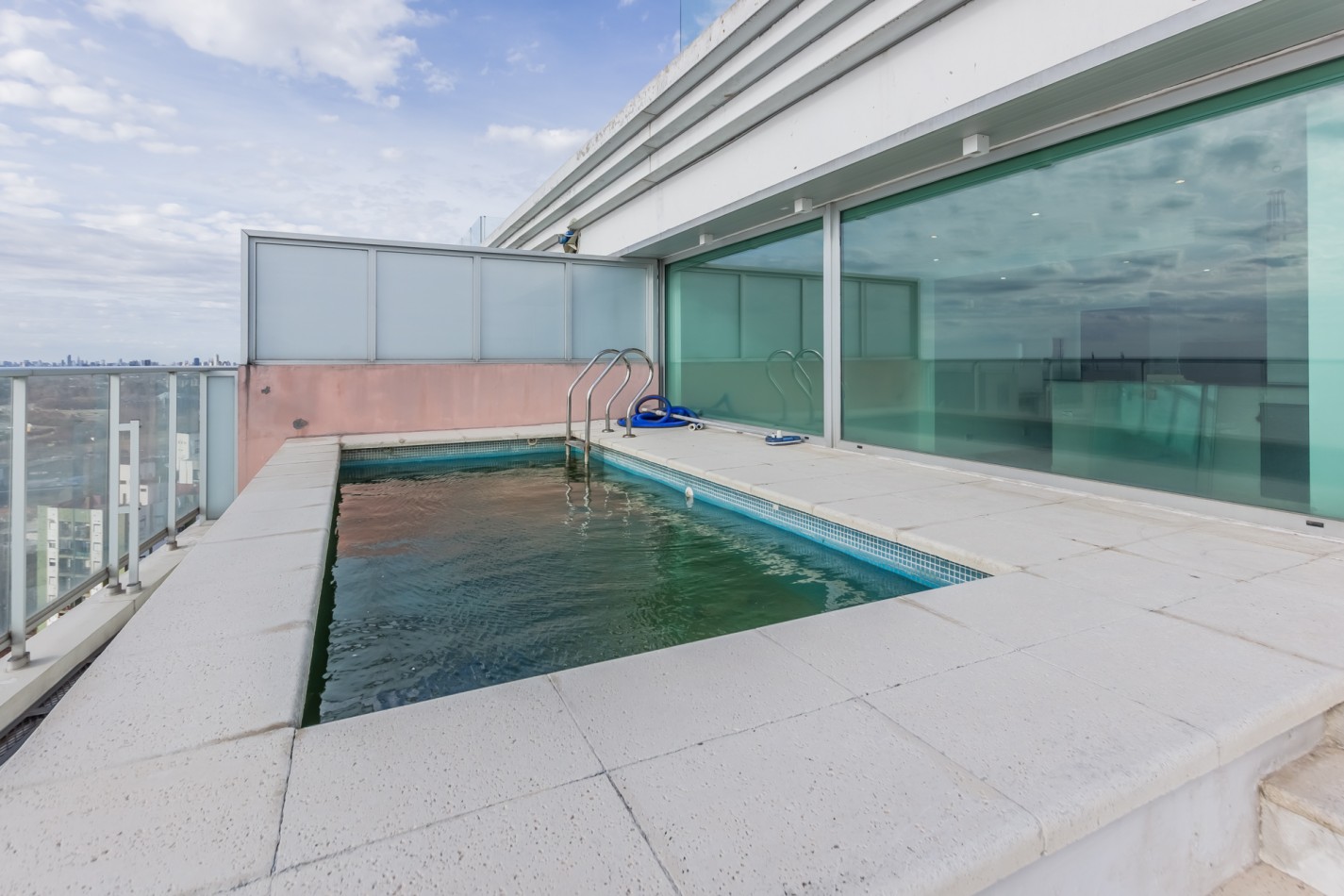 Increible Pent House con piscina propia en torre Wave