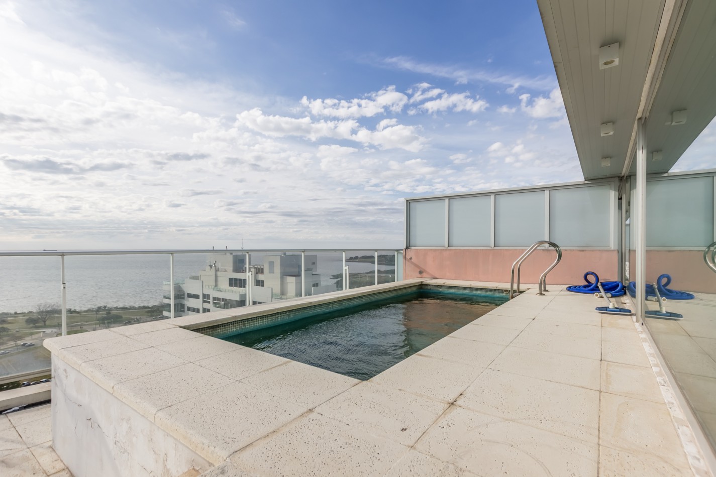 Increible Pent House con piscina propia en torre Wave