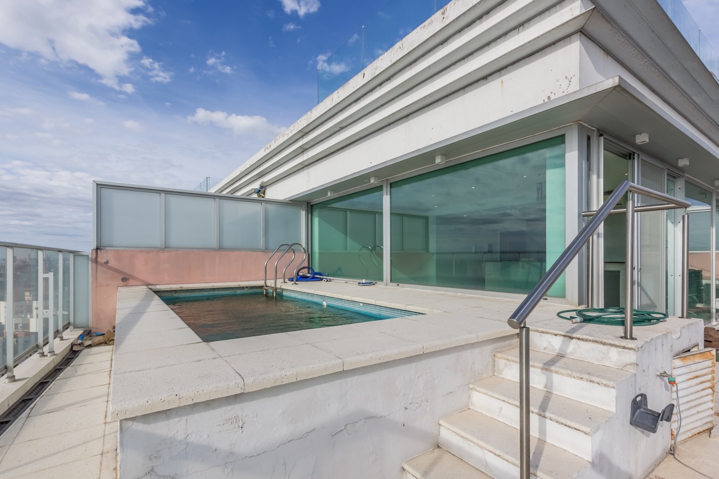 Increible Pent House con piscina propia en torre Wave