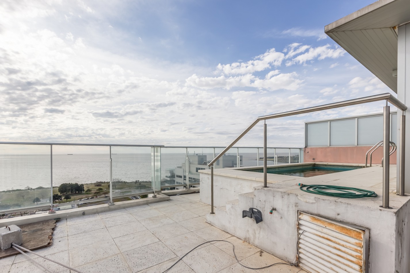 Increible Pent House con piscina propia en torre Wave