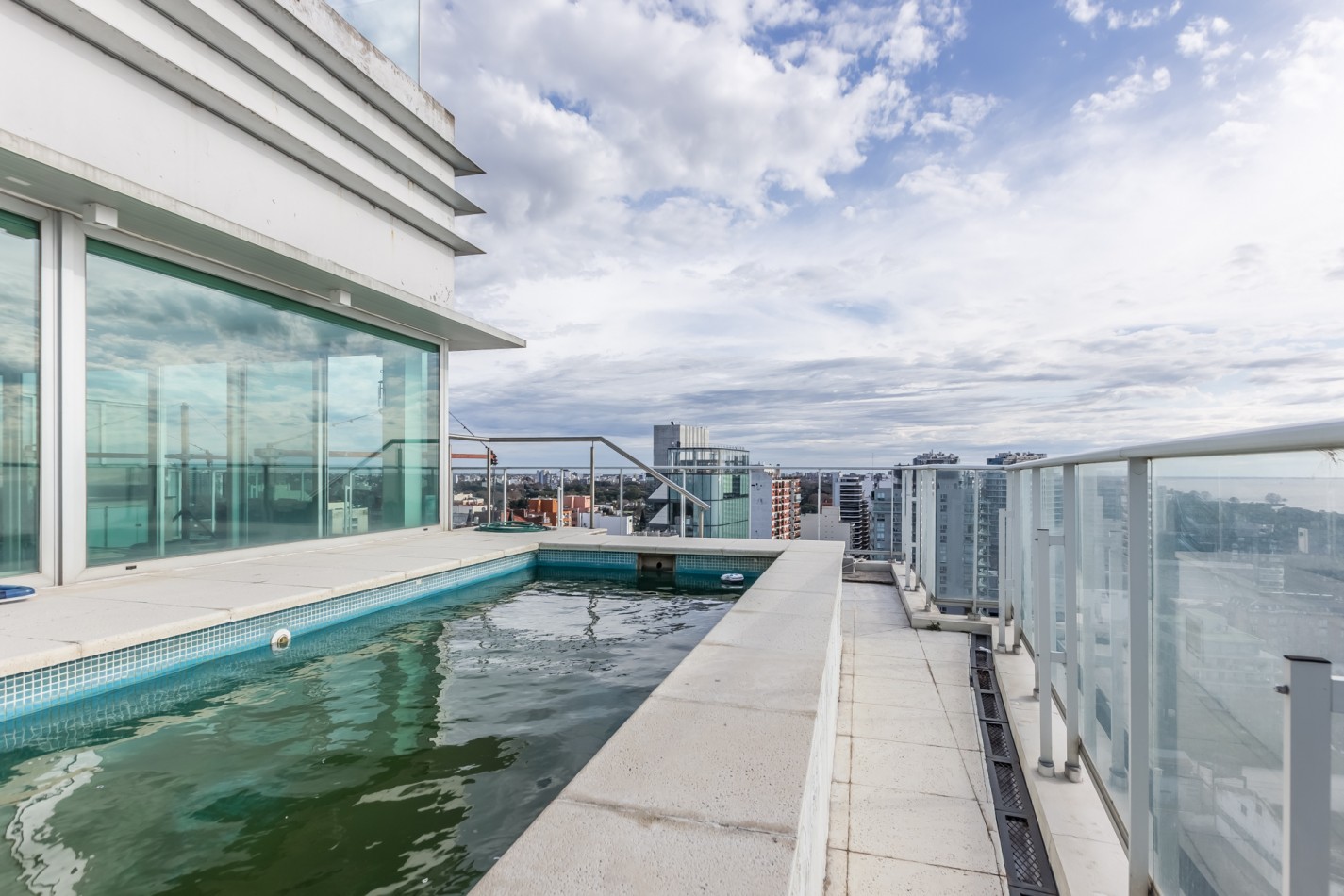 Increible Pent House con piscina propia en torre Wave