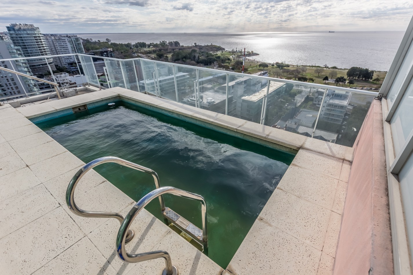 Increible Pent House con piscina propia en torre Wave