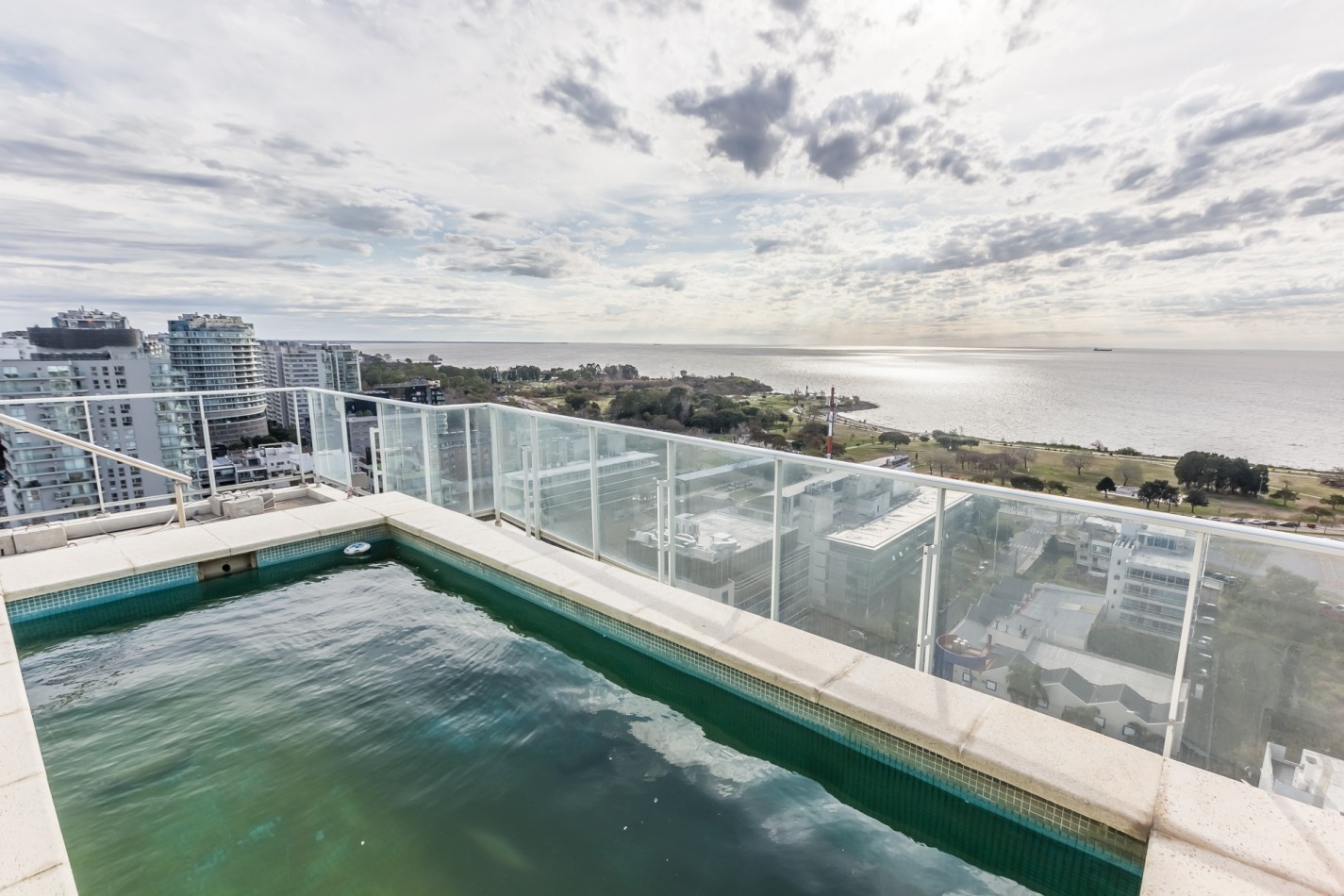 Increible Pent House con piscina propia en torre Wave