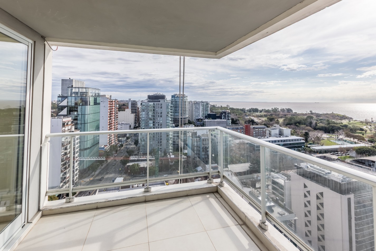 Increible Pent House con piscina propia en torre Wave