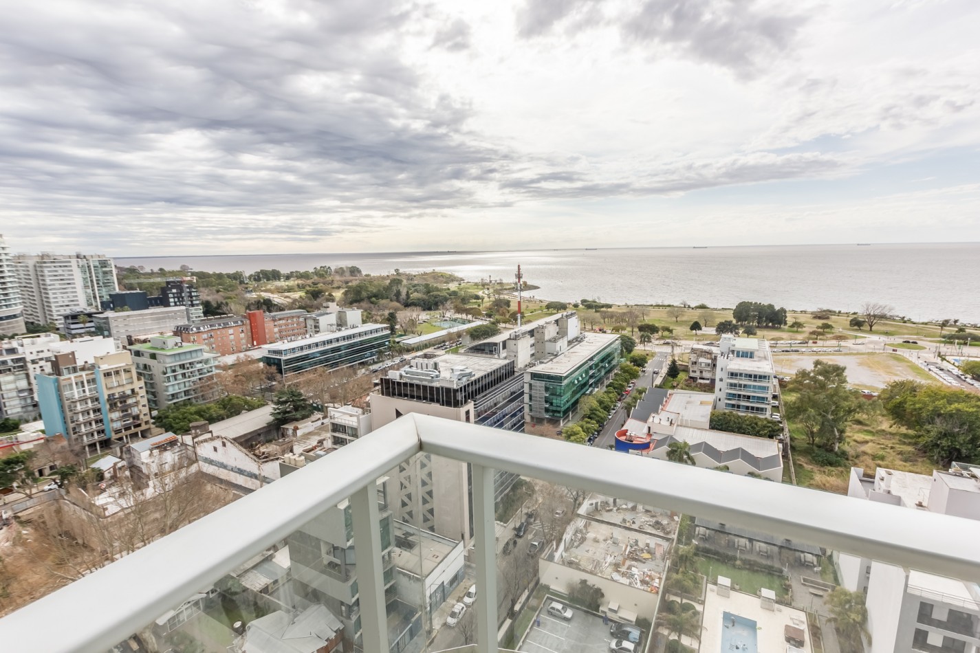 Increible Pent House con piscina propia en torre Wave