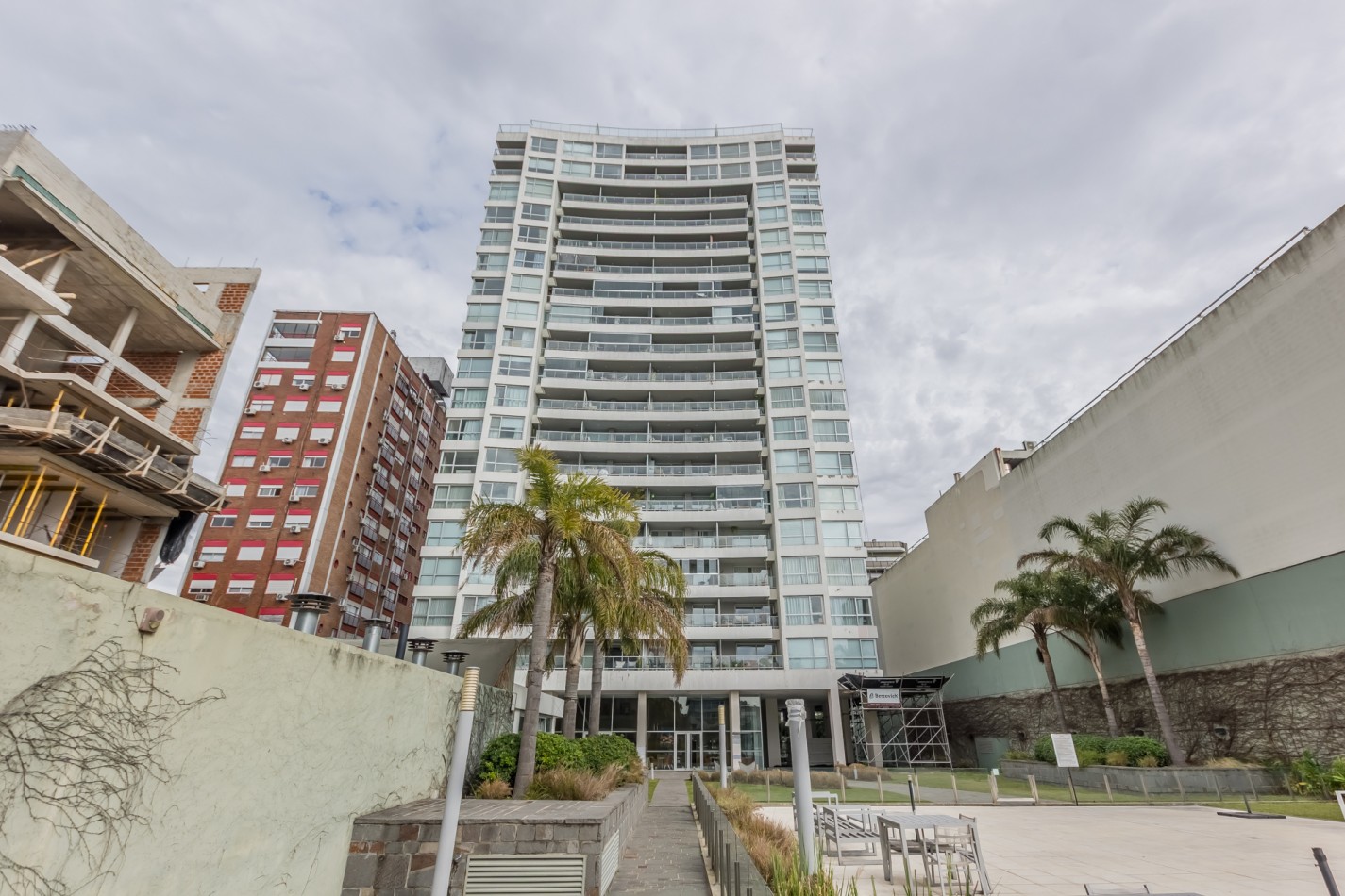Increible Pent House con piscina propia en torre Wave