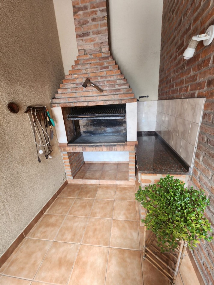 Casa en lote propio con local en PB en venta en Martinez