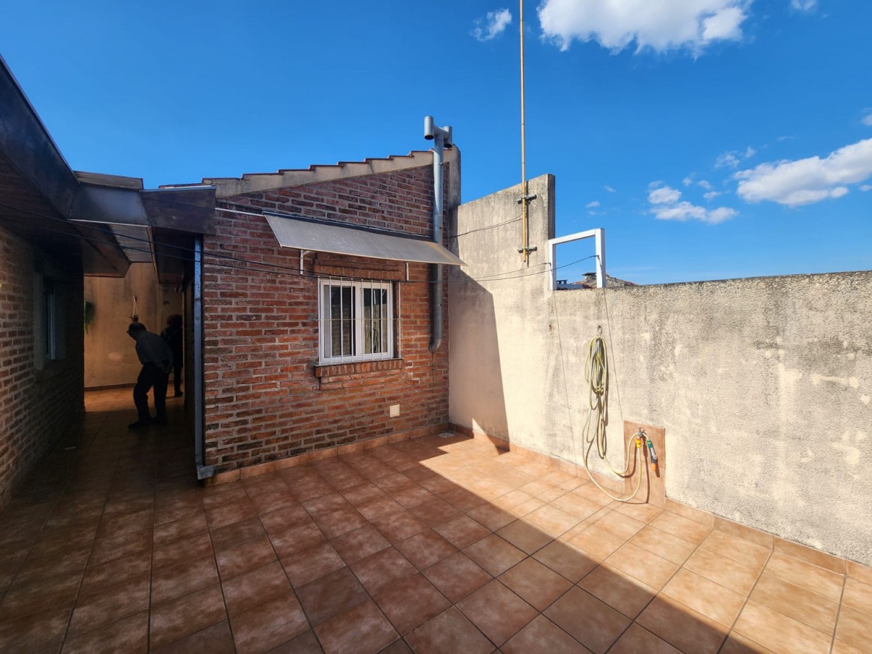 Casa en lote propio con local en PB en venta en Martinez