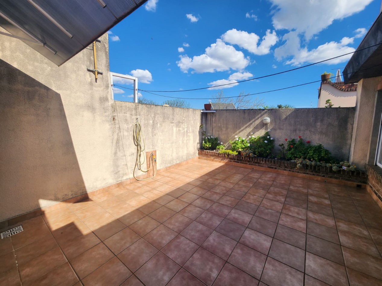 Casa en lote propio con local en PB en venta en Martinez