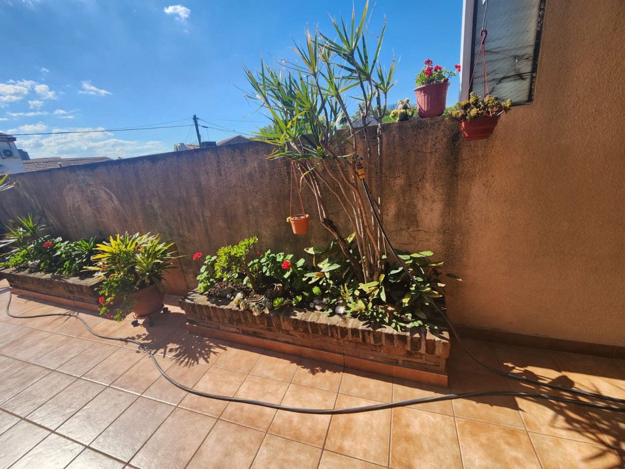 Casa en lote propio con local en PB en venta en Martinez