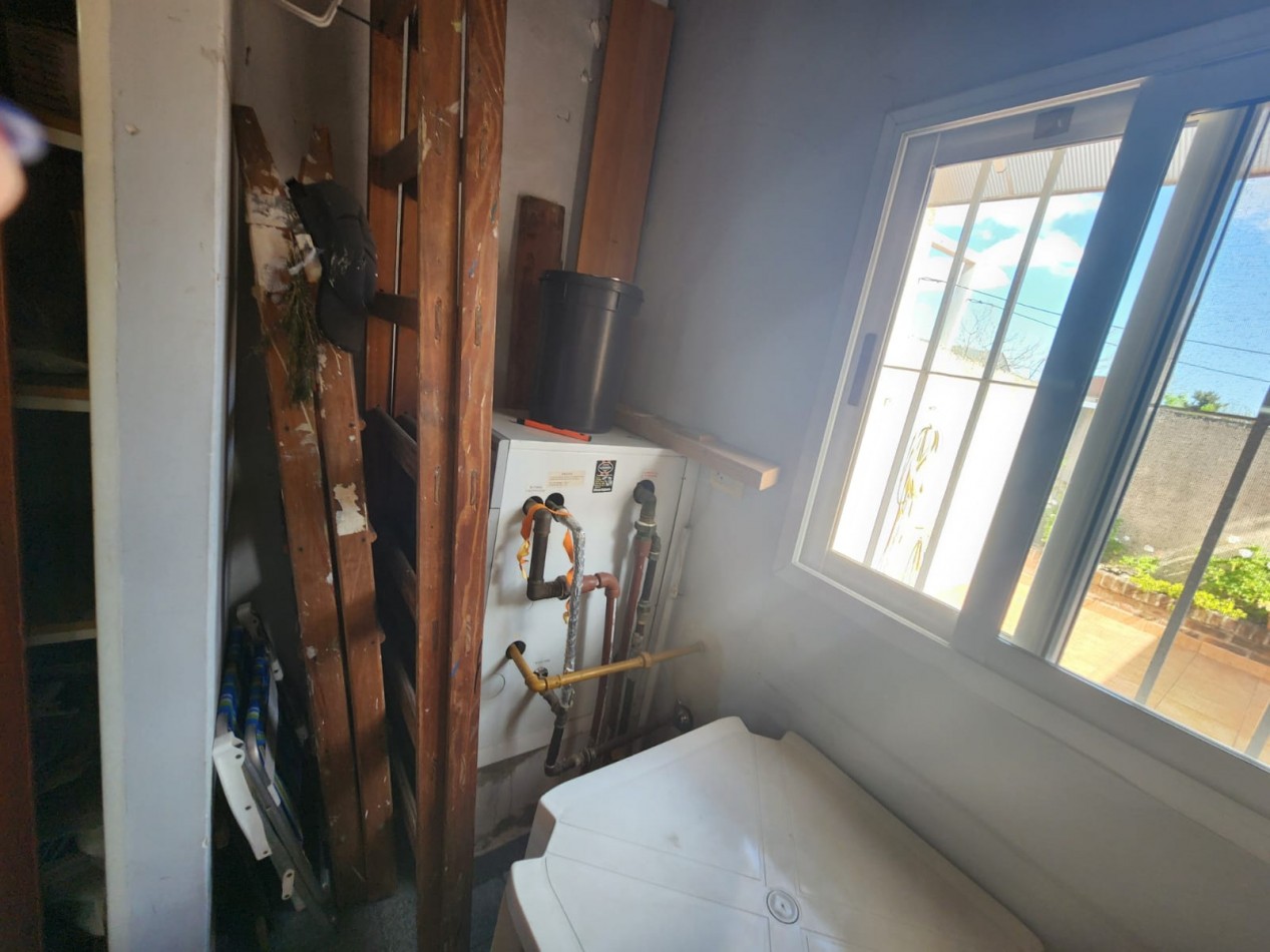 Casa en lote propio con local en PB en venta en Martinez