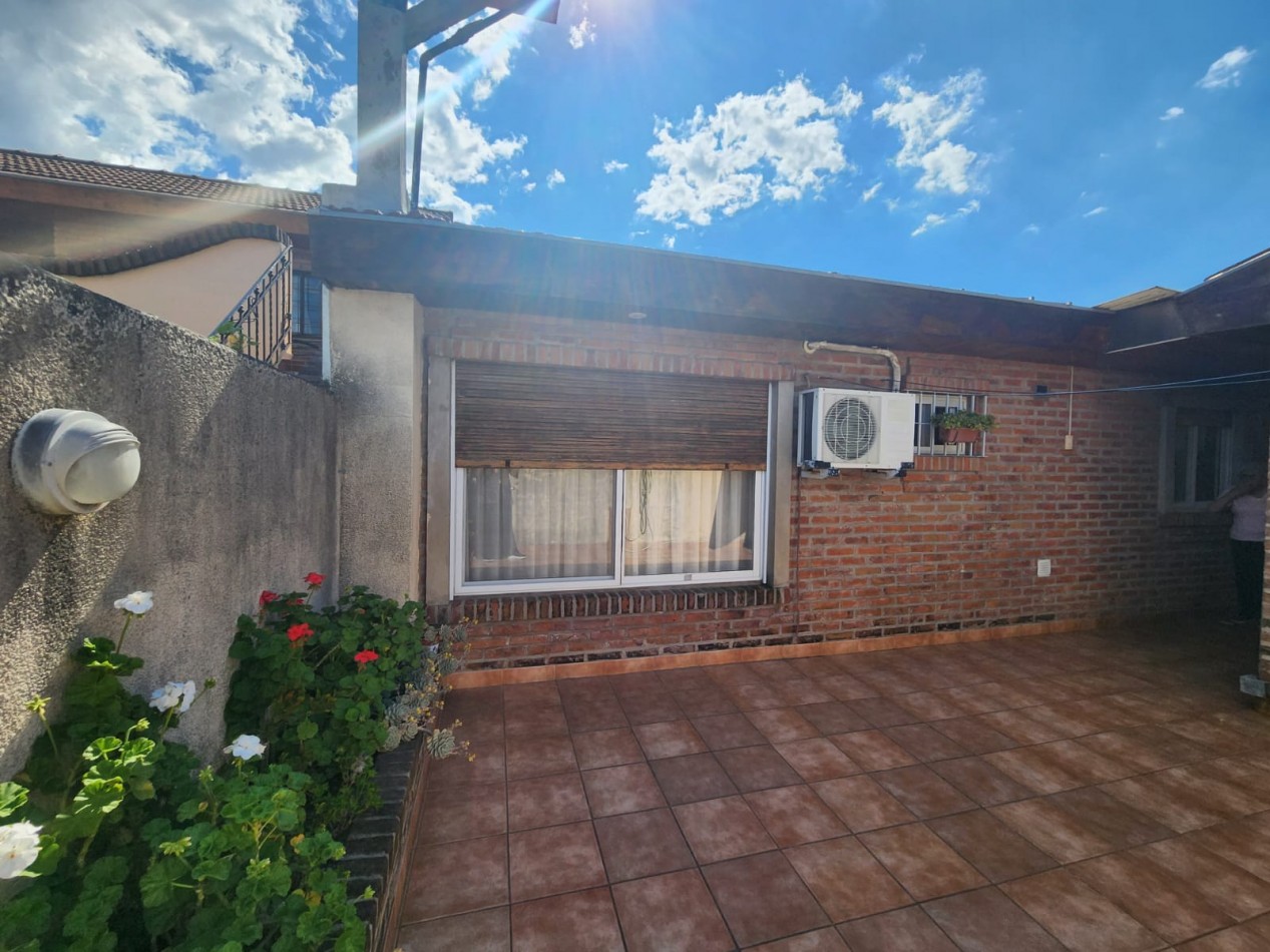 Casa en lote propio con local en PB en venta en Martinez