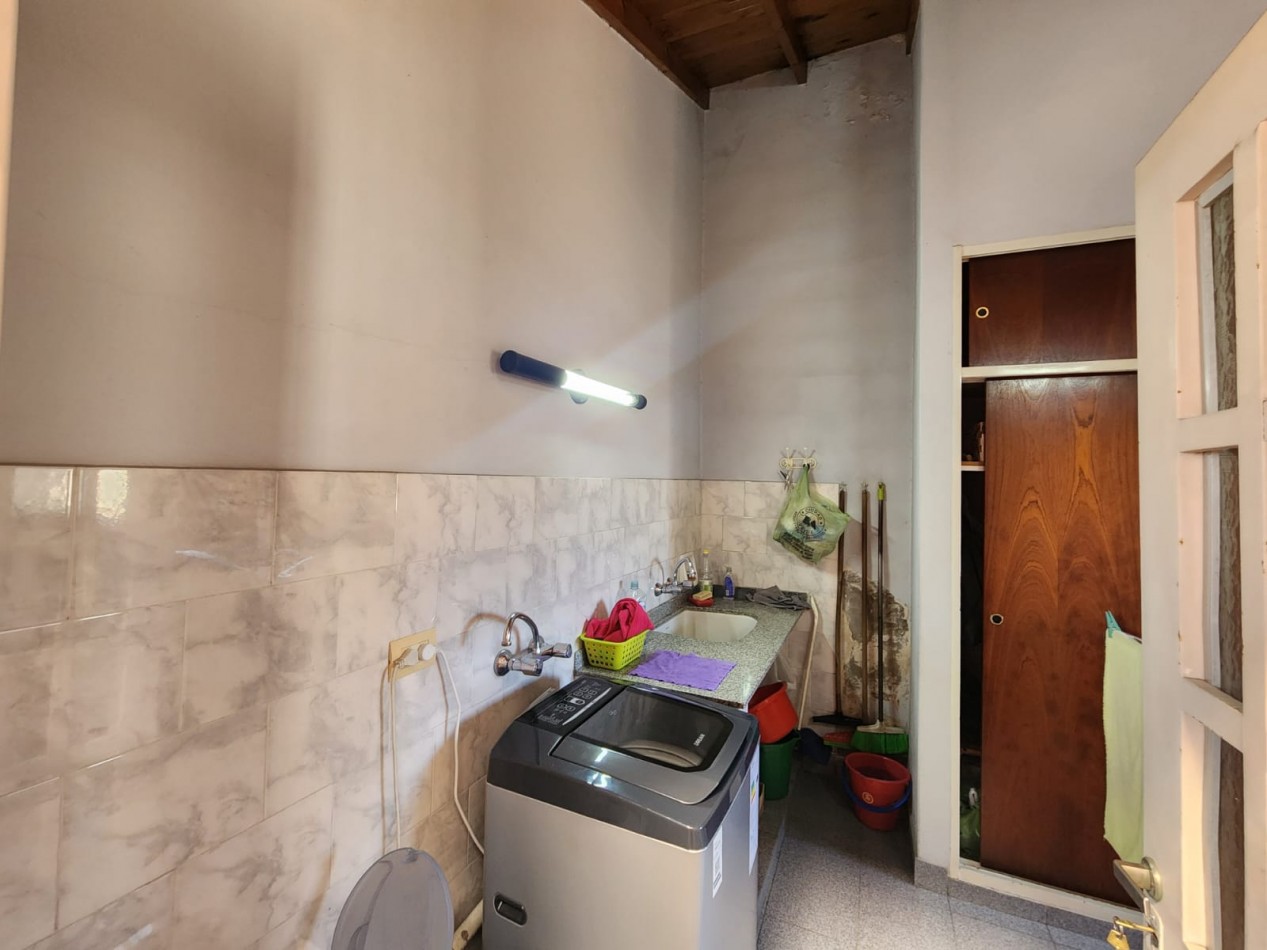 Casa en lote propio con local en PB en venta en Martinez