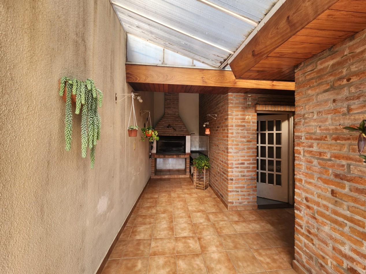 Casa en lote propio con local en PB en venta en Martinez