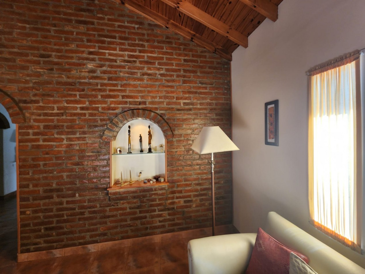 Casa en lote propio con local en PB en venta en Martinez