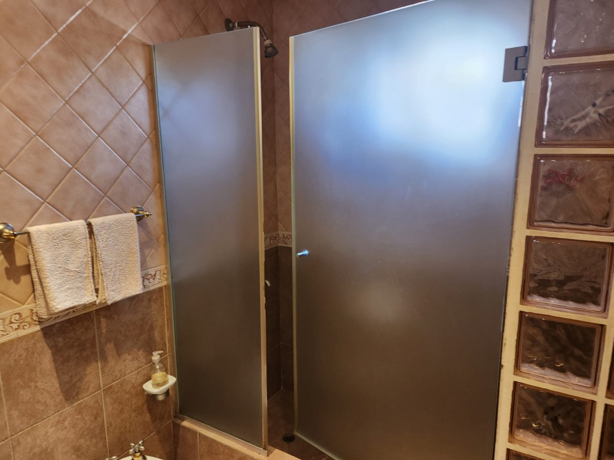 Casa en lote propio con local en PB en venta en Martinez