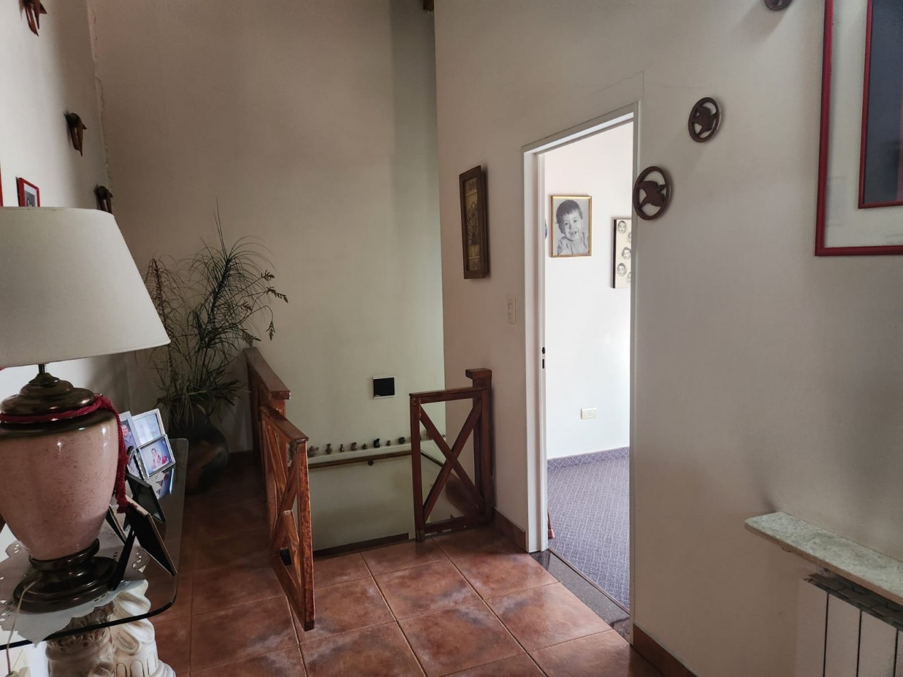 Casa en lote propio con local en PB en venta en Martinez