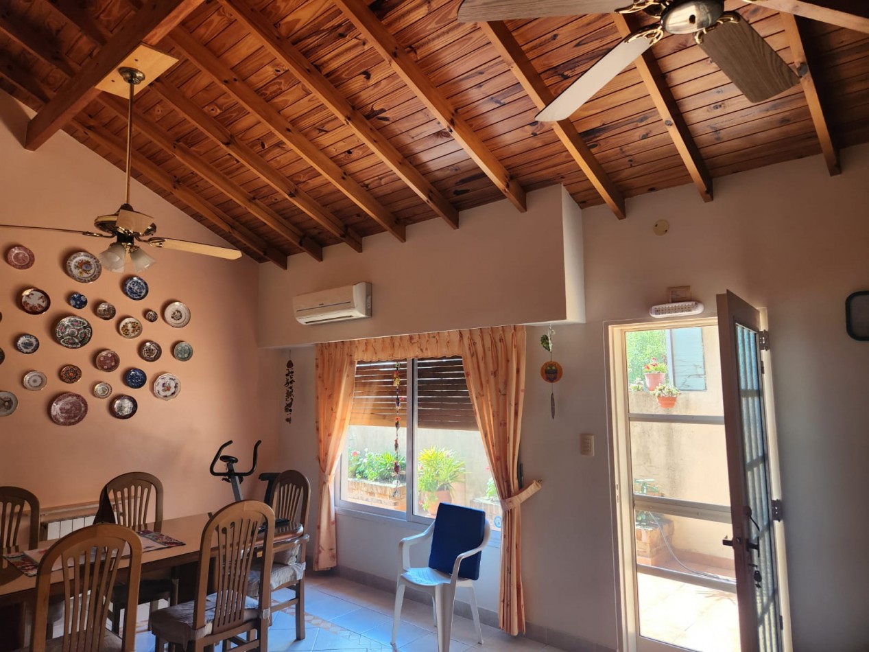 Casa en lote propio con local en PB en venta en Martinez