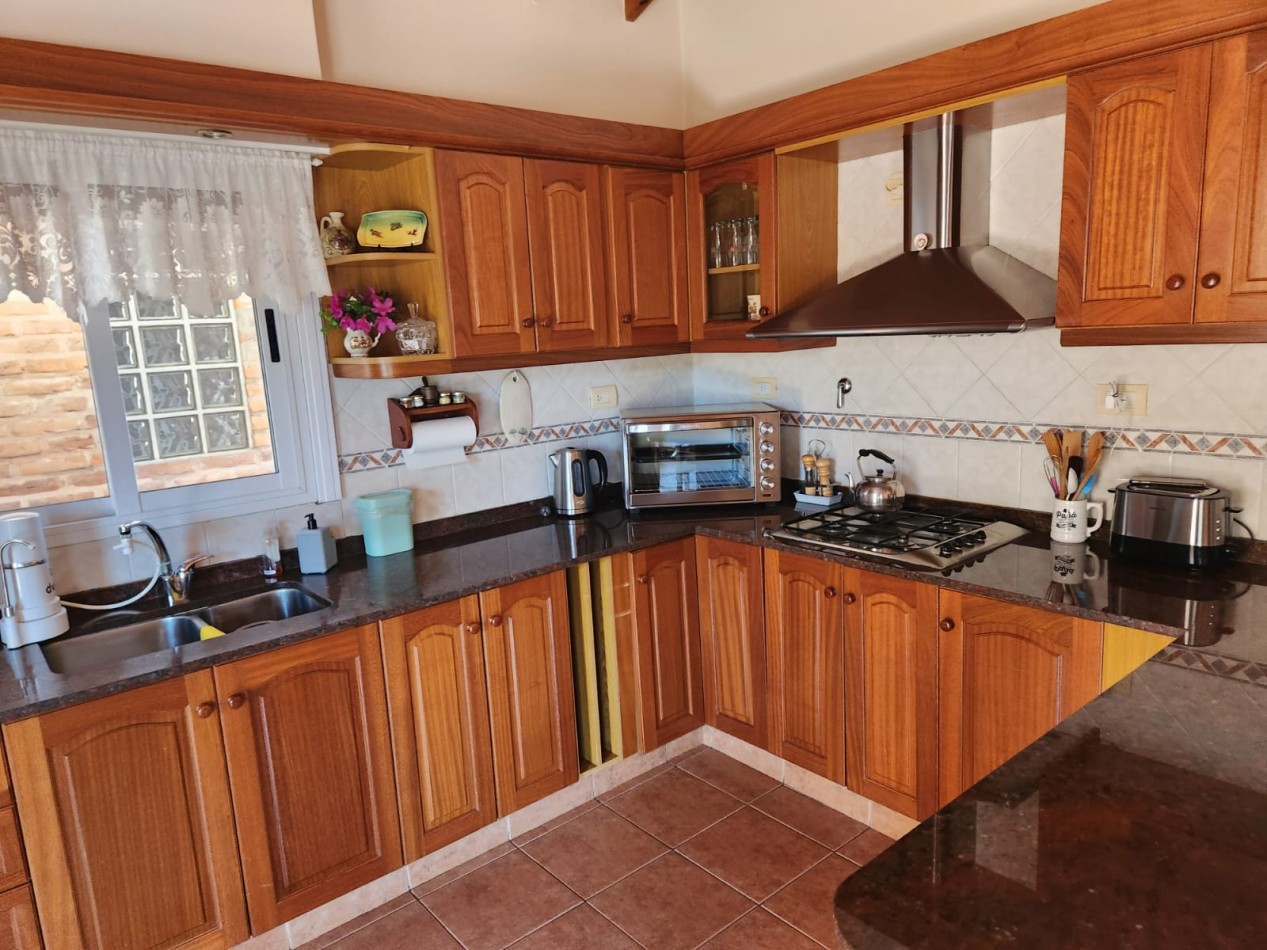Casa en lote propio con local en PB en venta en Martinez