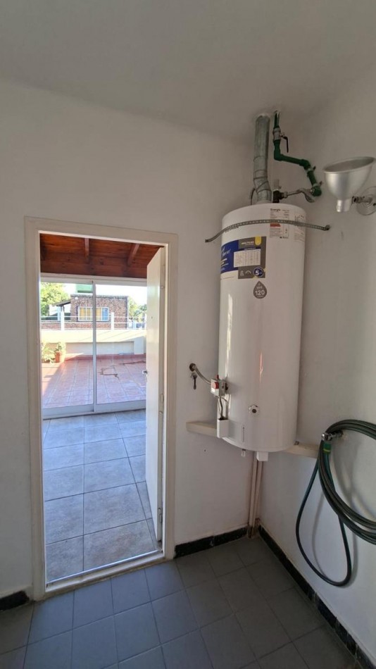 PH con terraza y quincho en Florida Mitre excelente estado