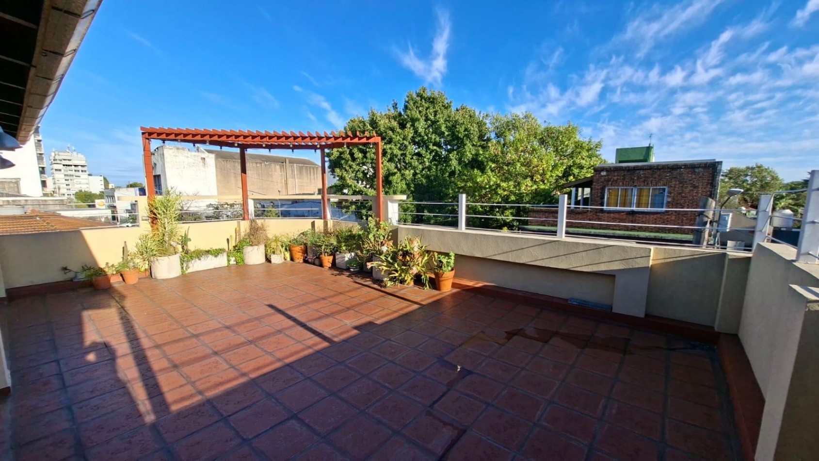 PH con terraza y quincho en Florida Mitre excelente estado