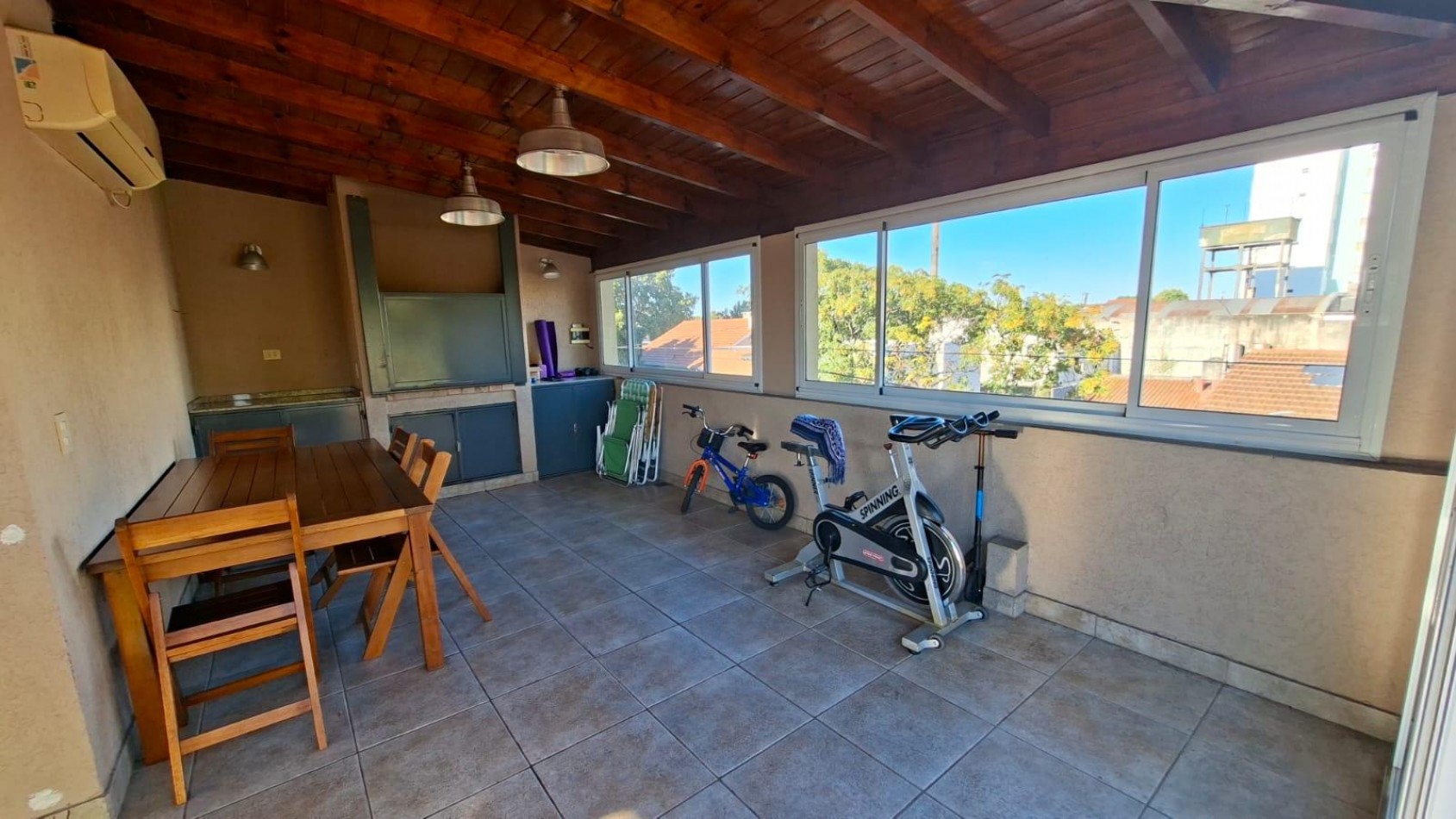 PH con terraza y quincho en Florida Mitre excelente estado