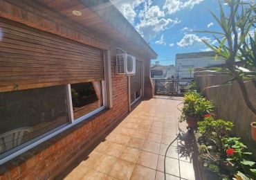 Casa en lote propio con local en PB en venta en Martinez